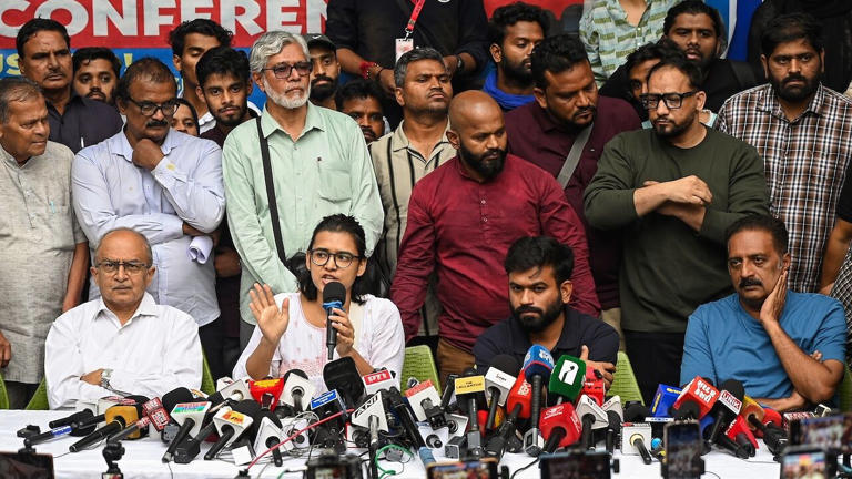 प्रशांत भूषण का बयान, बोले- ‘हां, हम सत्ता परिवर्तन चाहते हैं, इसमें गलत क्या है?’ CJP संस्थापक अभिजीत दिपके के साथ वीडियो चर्चा में
